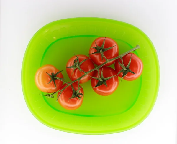 Pomodori su piatto verde — Foto Stock