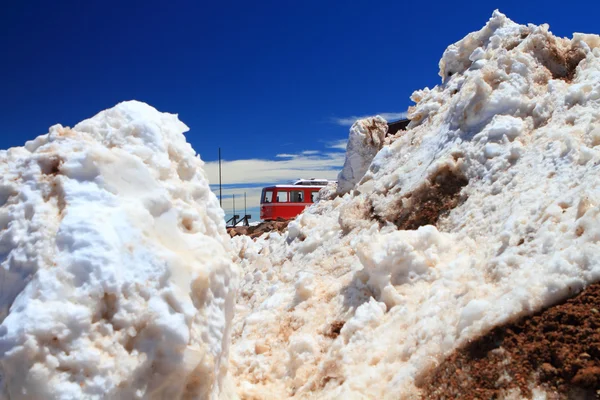 Stapels van sneeuw en een trein — Stockfoto