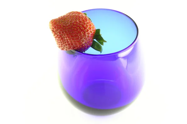 Bicchiere blu con fragola — Foto Stock