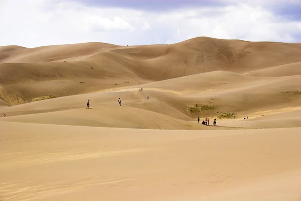 Caminhando em dunas de areia — Fotografia de Stock