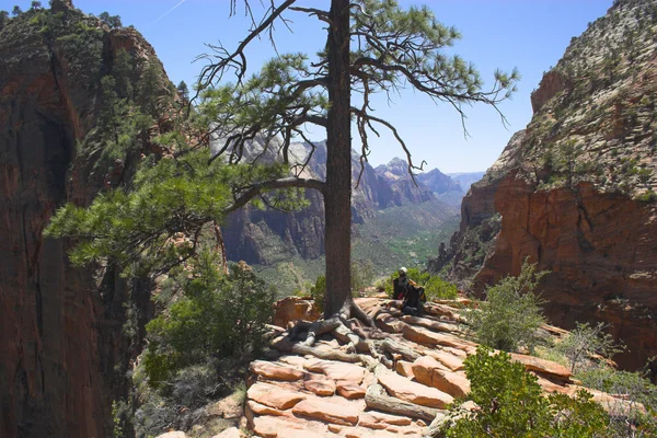 Hiker resting — Stock Photo, Image