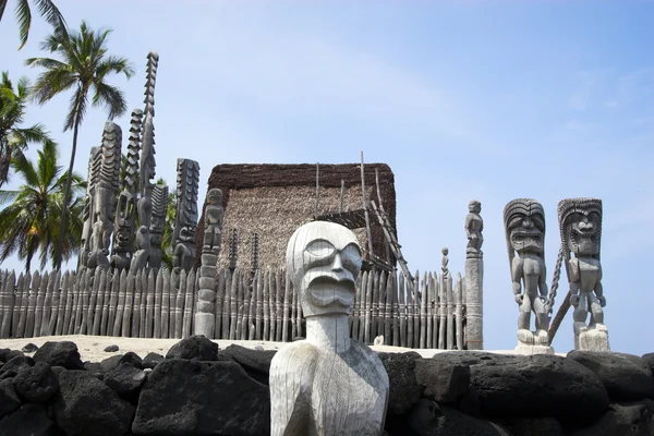 Houten idolen en tempel — Stockfoto