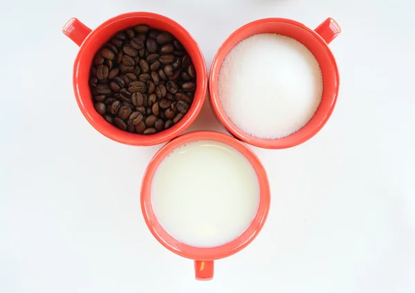 Drei Tassen mit Kaffeezucker und Milch — Stockfoto