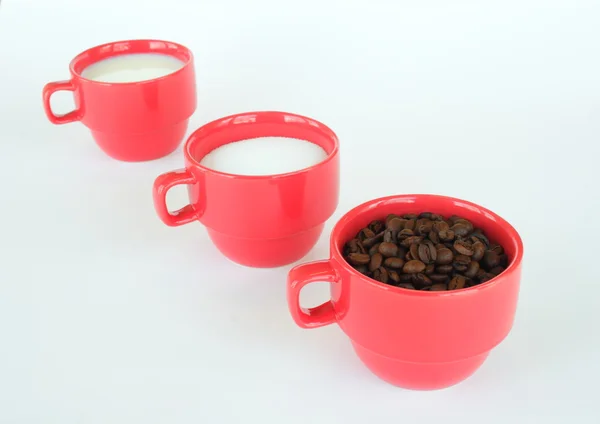 Drie kopjes met koffie suiker en melk — Stockfoto