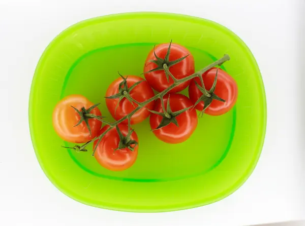 Pomodori su piatto verde — Foto Stock