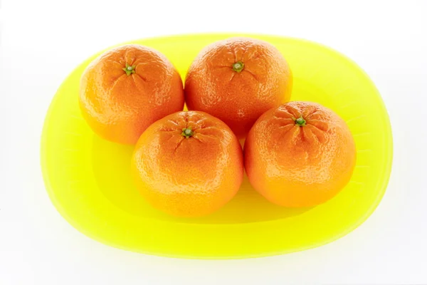 Tangerines on yellow plate — Stock Photo, Image