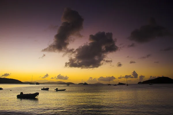 Båtar nära stranden — Stockfoto