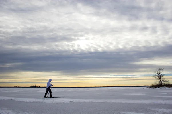 Ski de fond hivernal sur la glace du lac dans le parc national du Voyager — Photo