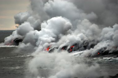 Lav okyanusa akıyor.