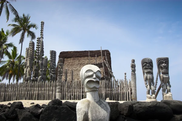 Houten idolen en tempel — Stockfoto