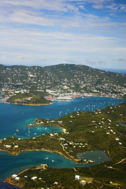 tropikal kent üzerinde uçan