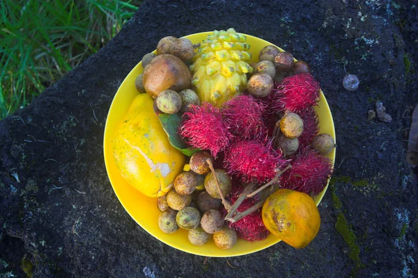 Exotic fruit plate — Stock Photo, Image