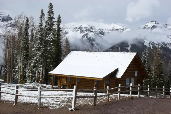 Cabane et montagnes — Photo