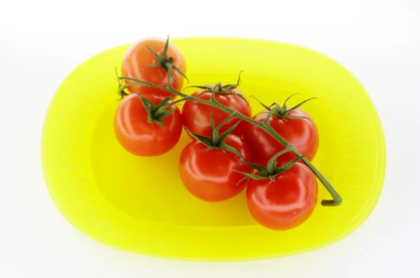 Tomates em prato amarelo — Fotografia de Stock