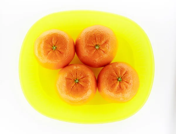 Mandarino su piastra gialla — Foto Stock