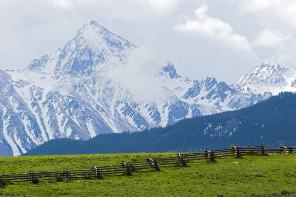 Bergslandskap och staket — Stockfoto