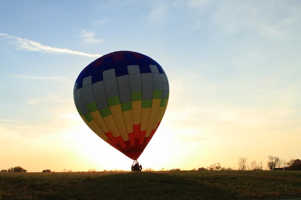 Landung eines Heißluftballons — Stockfoto