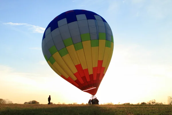 Landung eines Heißluftballons — Stockfoto