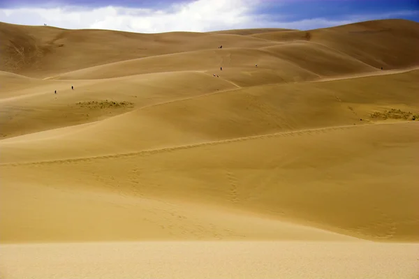 Caminhando em dunas de areia — Fotografia de Stock