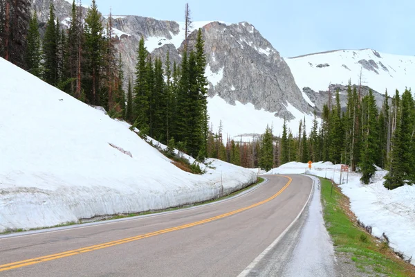 Route dans les montagnes — Photo