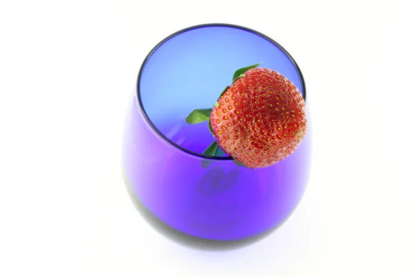 用草莓的蓝色玻璃 — 图库照片