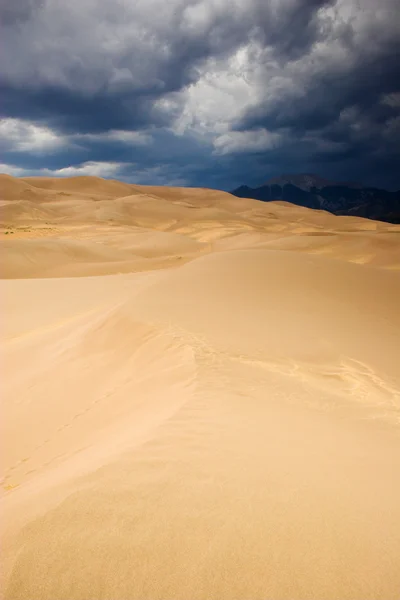 Trovoada sobre dunas de areia — Fotografia de Stock