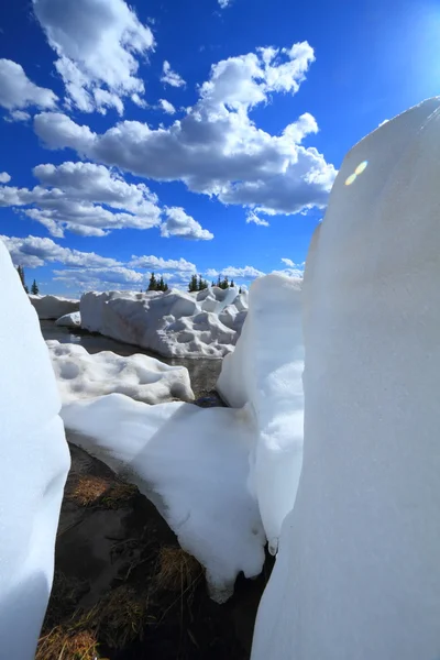 Topniejący śnieg w górach — Zdjęcie stockowe