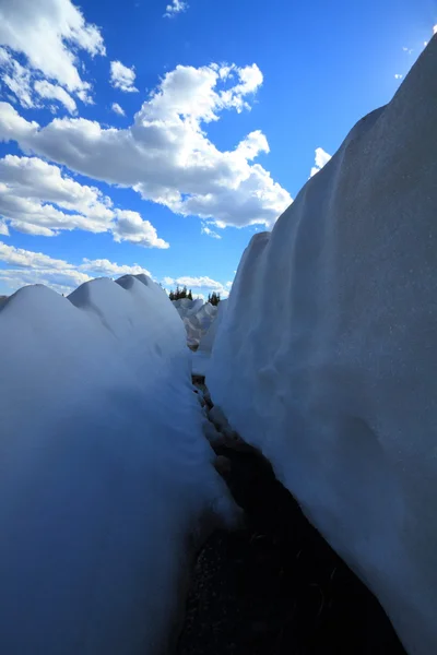 在山上的积雪融化 — 图库照片
