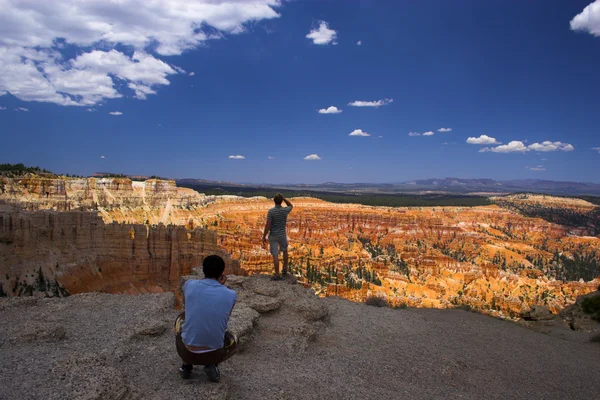 Tourists near formations — Stock Photo, Image