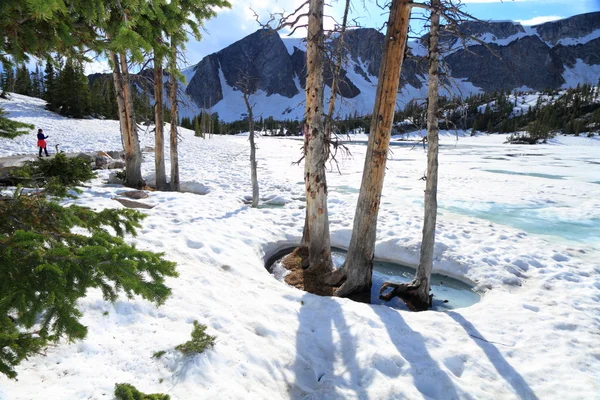 Sciogliere la neve in montagna Foto Stock