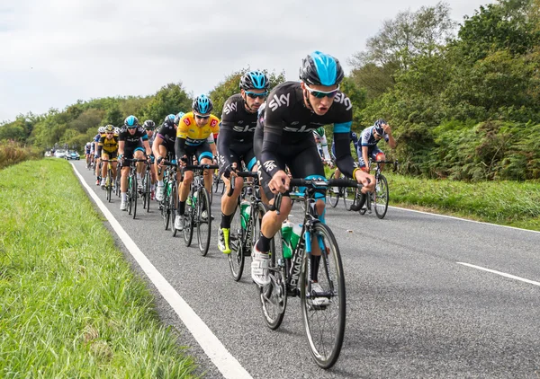 HONITON, UK - 20 SETTEMBRE: Bradley Wiggins indossa l'IG Yellow Jersey come attuale tour leader, nel pack della tappa Devon della gara ciclistica Tour of Britain il 20 settembre 2013 a Honiton, Regno Unito — Foto Stock