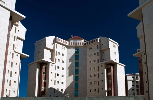 El nuevo edificio de varias plantas . — Foto de Stock