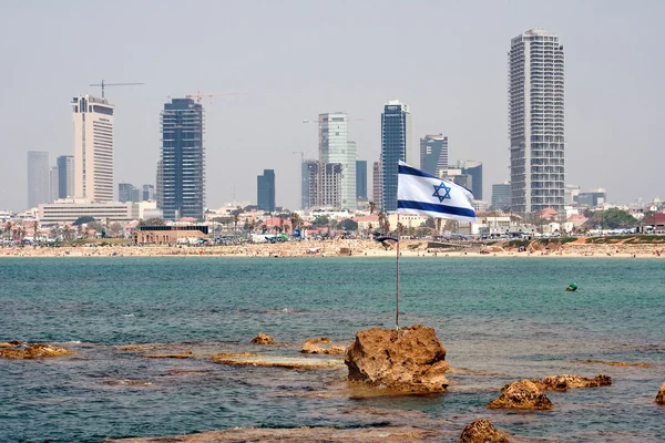 Bandera de Israel contra Tel Aviv — Foto de Stock