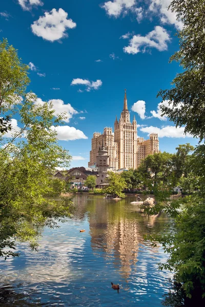 Pond in the Moscow zoo. — Stock Photo, Image