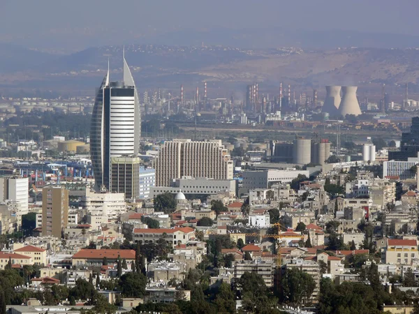 Israel, haifa. zona baja de la ciudad e industriales.