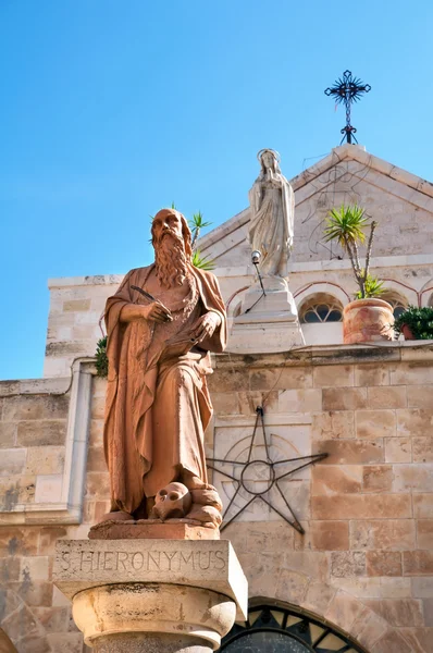 Statue de Saint Jérôme Stridonskogo dans l'église de la Nativité en B — Photo