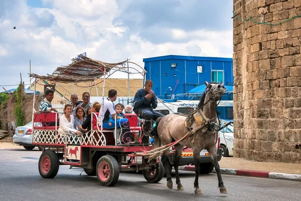 Israele, passeggiata a cavallo dei turisti nella vecchia Acri . — Foto Stock