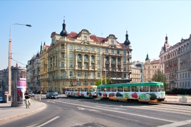 Prag, renkli tramvay Rıhtımlar sürüyor..