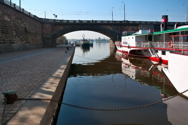 Praag, embankment en bruggen over de rivier vltava. — Stockfoto
