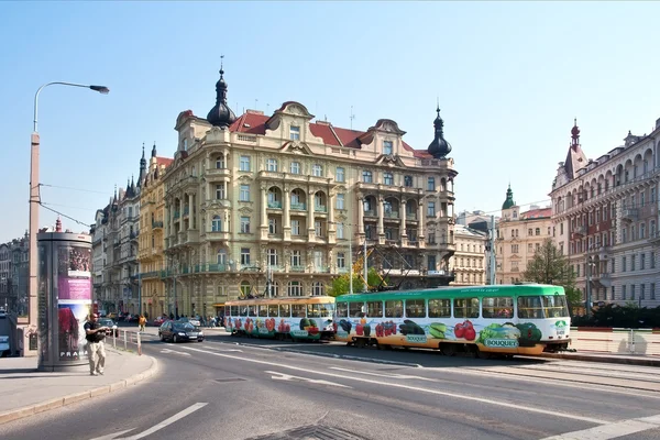 Prag, renkli tramvay Rıhtımlar sürüyor..