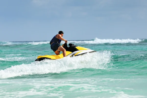 Man station op de jetski — Stockfoto