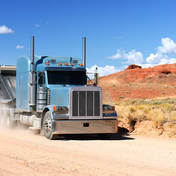 Semi truck driver genom öknen — Stockfoto