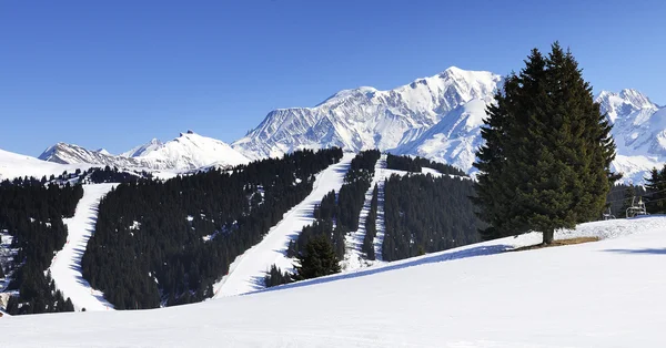 Estação de montanha em alpes — Fotografia de Stock