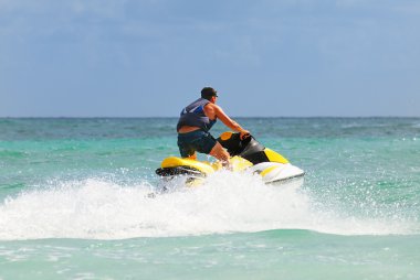adam sürücüde jetski