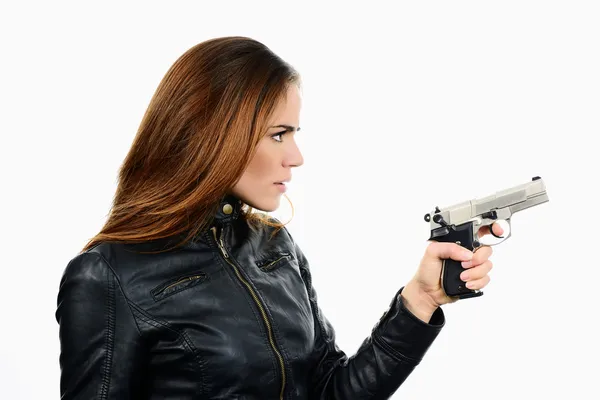 Beyaz arka plan üzerinde silah tutan genç güzel kadın — Stok fotoğraf
