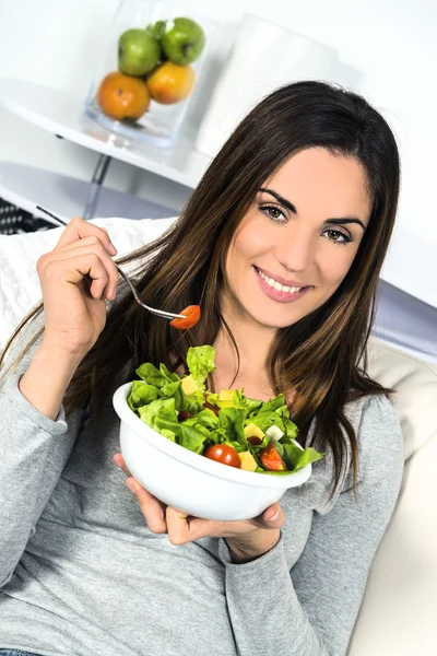 Salata yiyen kadın. — Stok fotoğraf