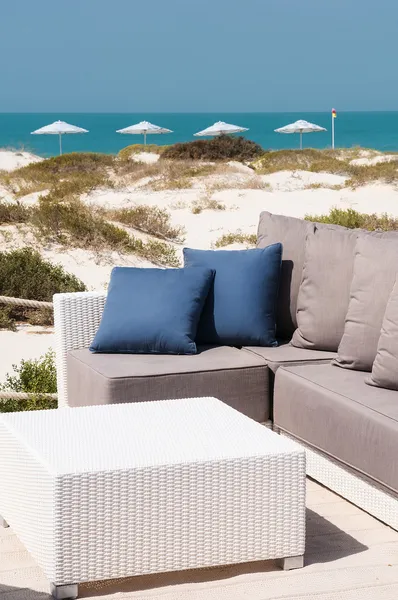 Sofa am Strand — Stockfoto