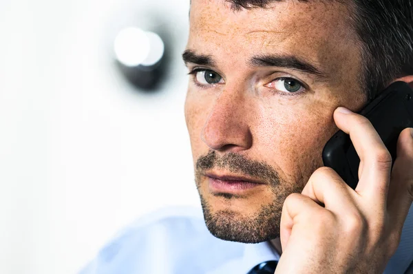 El hombre de negocios está llamando —  Fotos de Stock