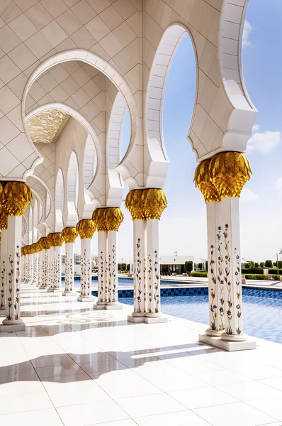 Witte moskee in abu dhabi — Stockfoto