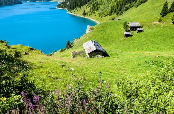 Sjön, chalet och bergen — Stockfoto